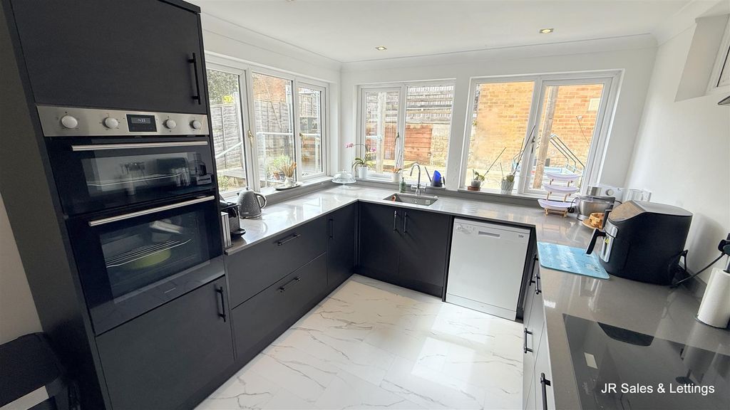 Property photo 3 of 19 Kitchen