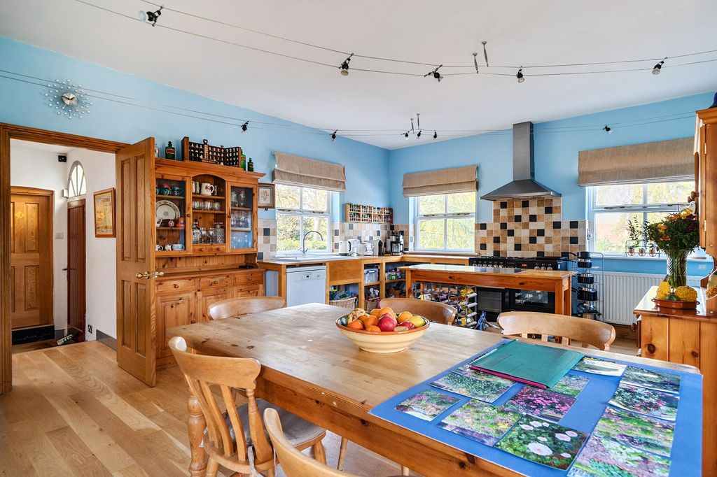 Property photo 2 of 36