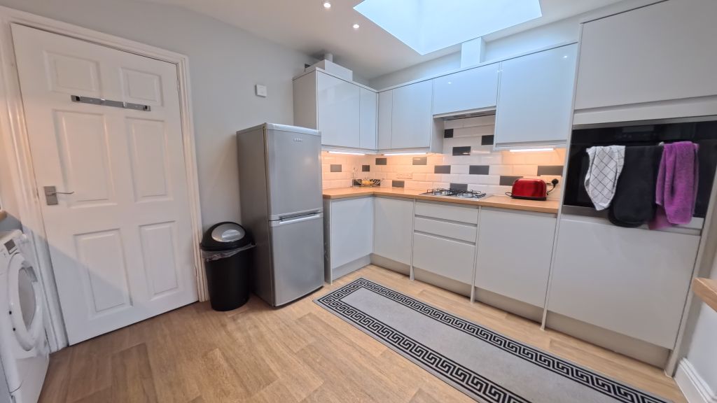 Property photo 3 of 8 Kitchen