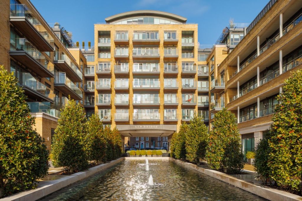 Property photo 1 of 15 Rothschild House 15 (02 Of 08).Jpg