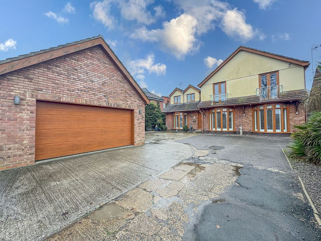 Property photo 1 of 32