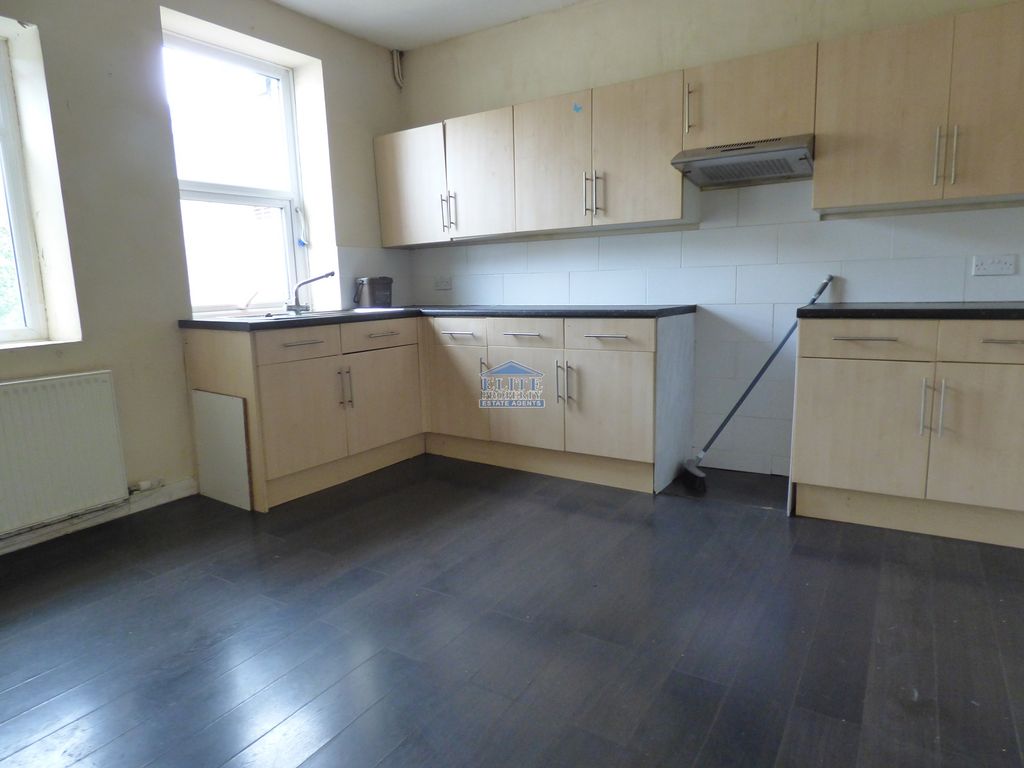 Property photo 2 of 7 Kitchen