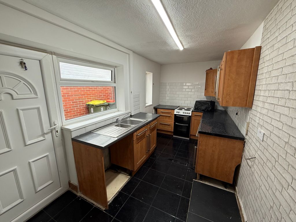 Property photo 1 of 11 Kitchen