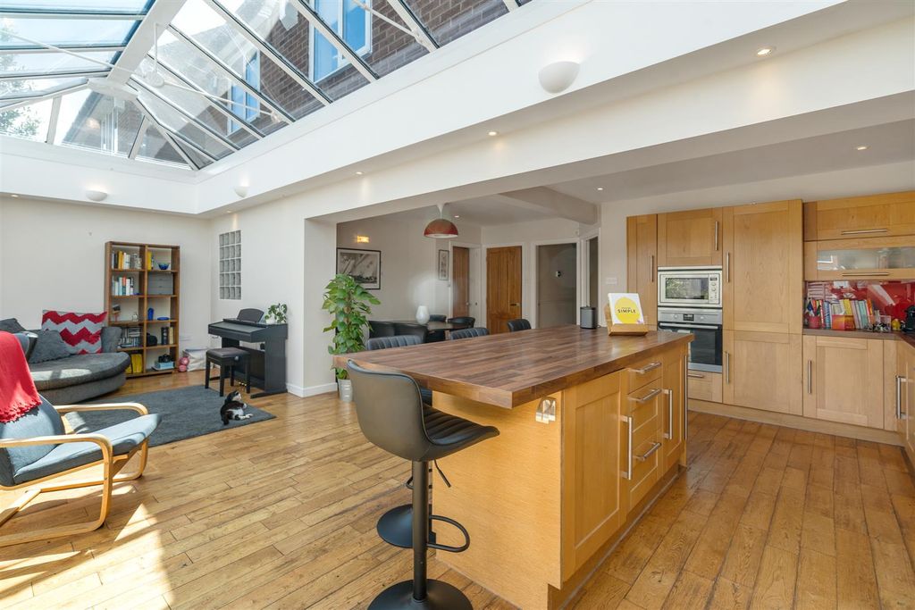 Property photo 2 of 16 8 Woodstock Crescent_6.Jpg