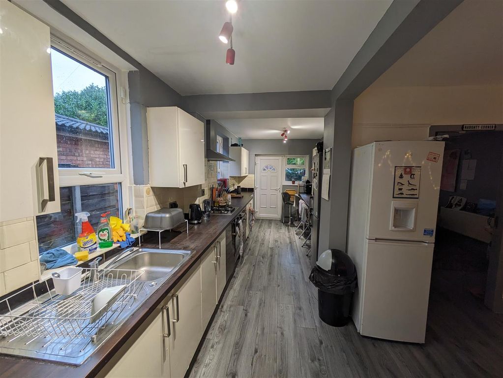 Property photo 2 of 14 Kitchen.