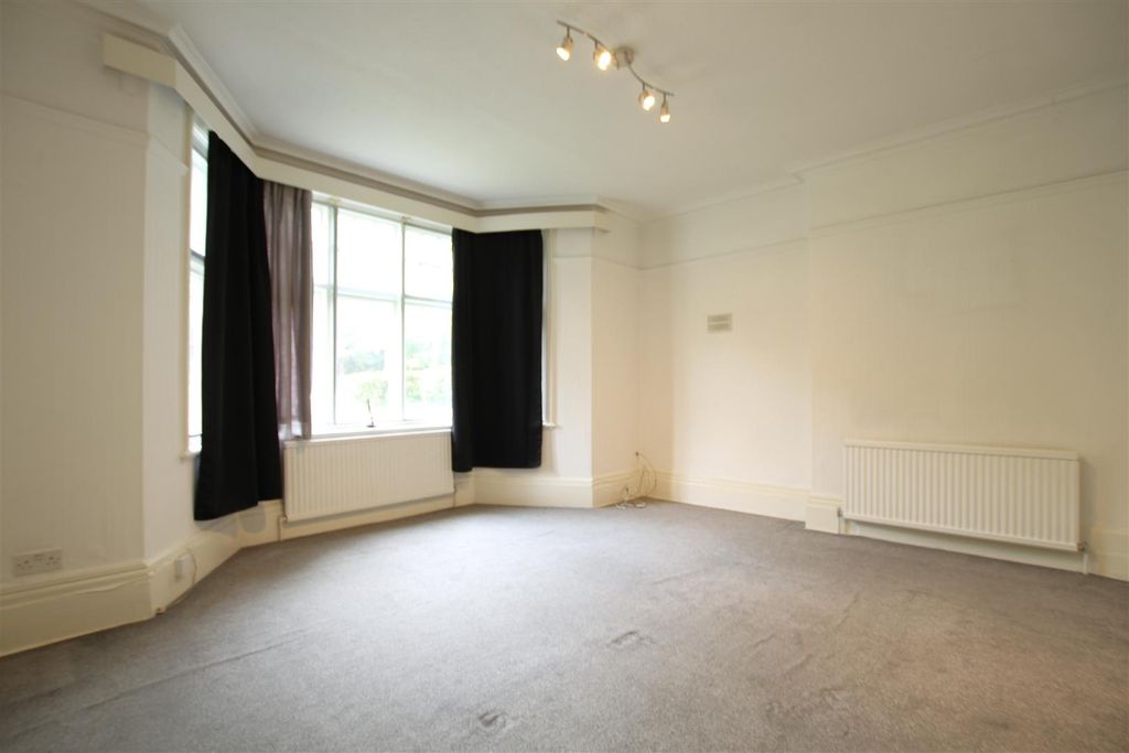 Property photo 3 of 7 Living Room
