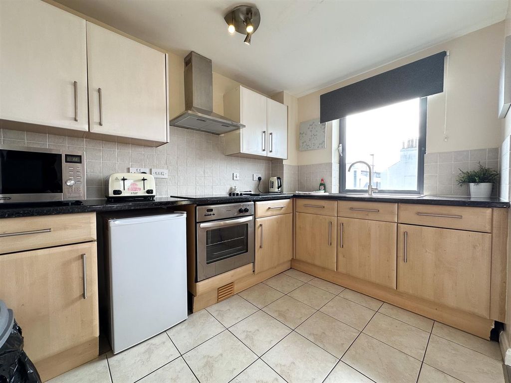Property photo 3 of 8 Kitchen