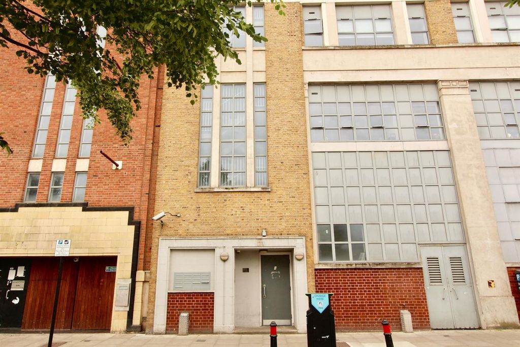 Property photo 2 of 11 Somerford Grove, N16