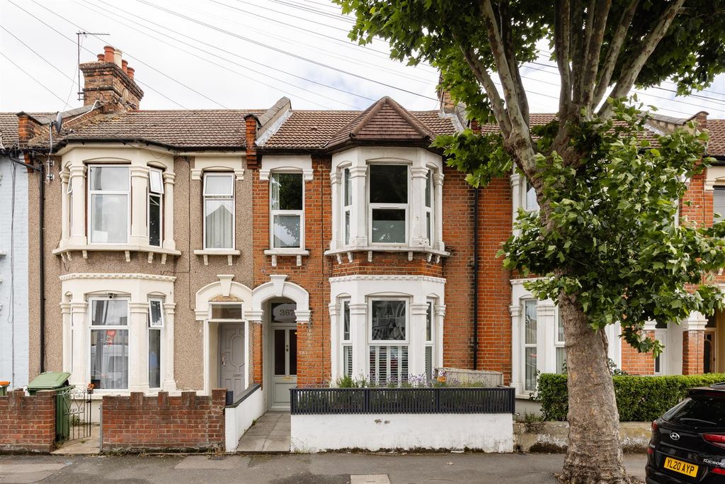 Property photo 1 of 29 Dersingham Avenue, E12