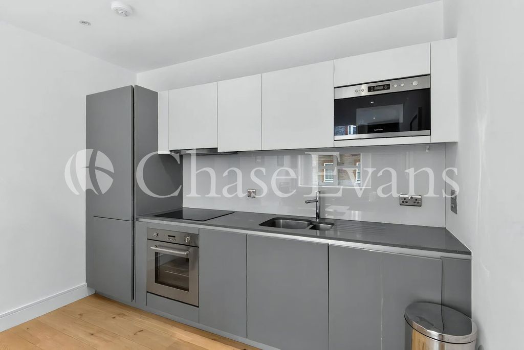 Property photo 3 of 9 Kitchen