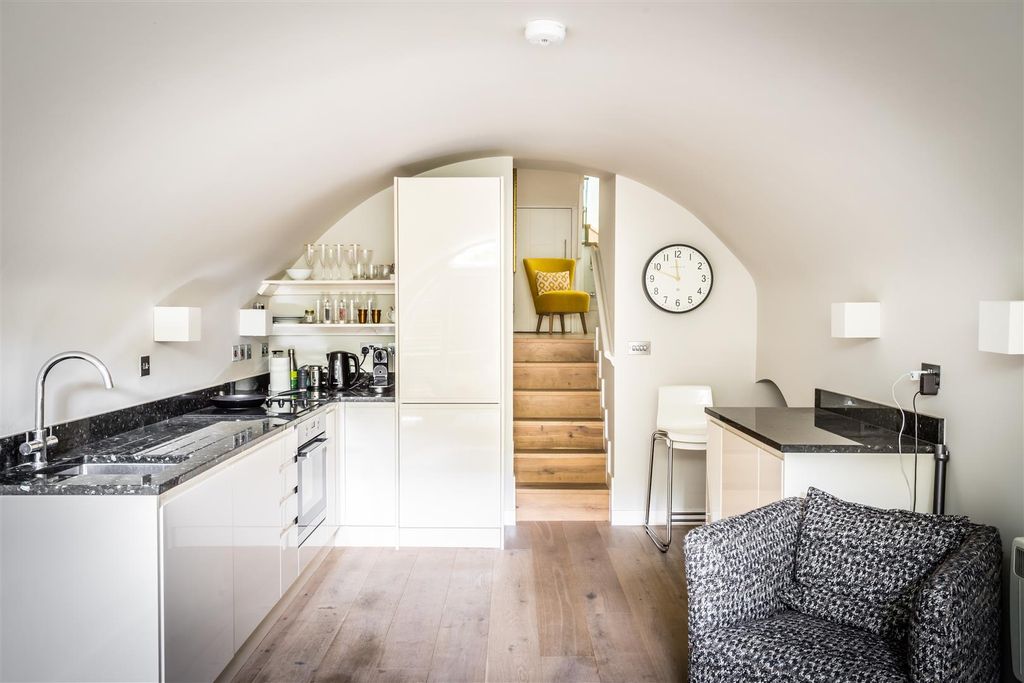 Property photo 3 of 24 House. Partnership