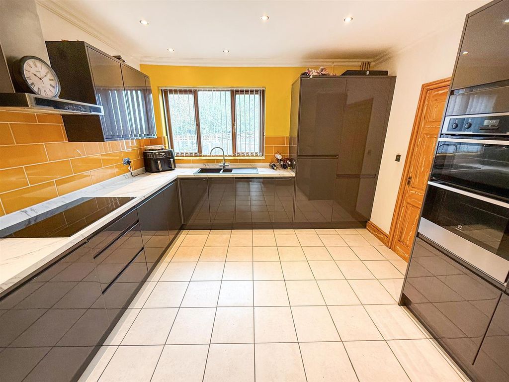 Property photo 3 of 24 Kitchen