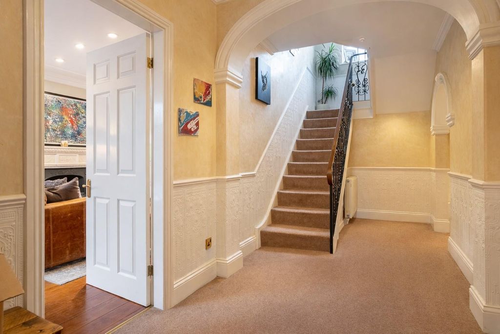 Property photo 2 of 21 Hallway