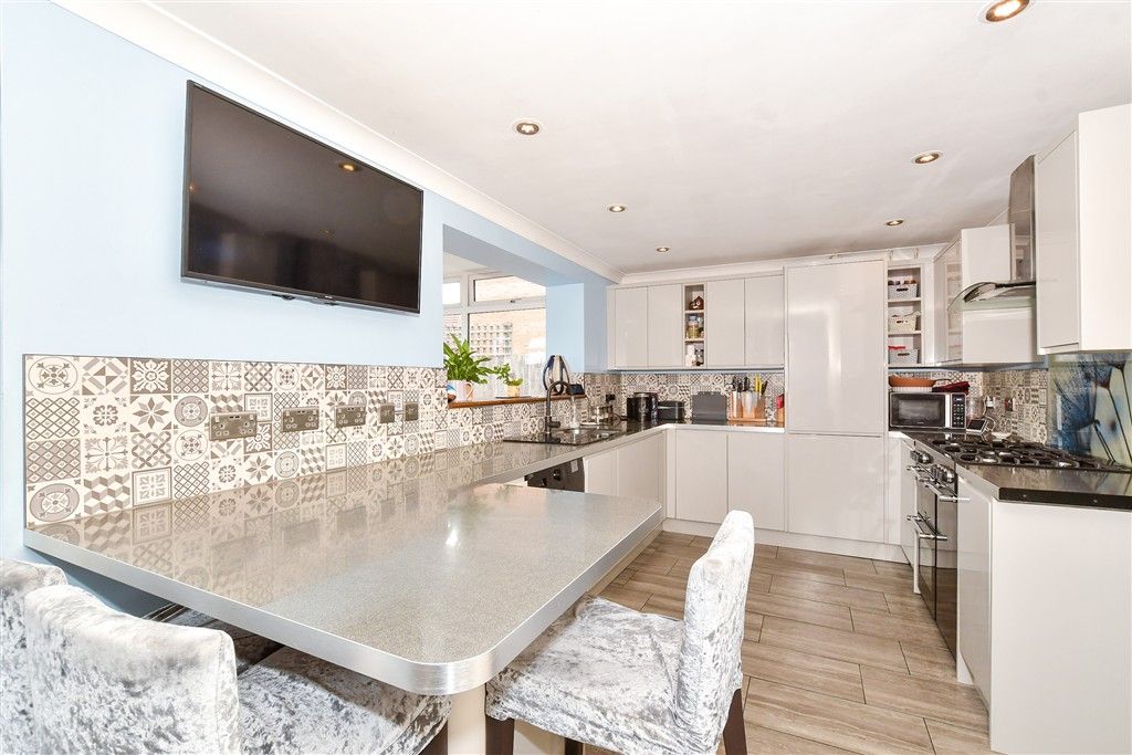 Property photo 3 of 19 Kitchen/Breakfast Area