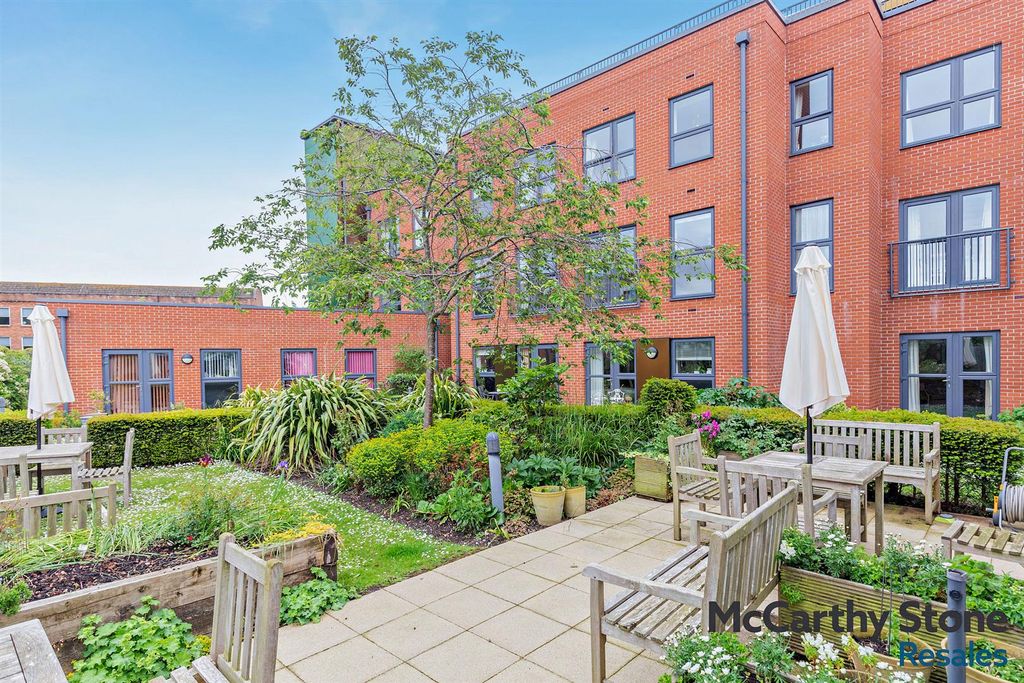 Property photo 2 of 16 Communal Gardens