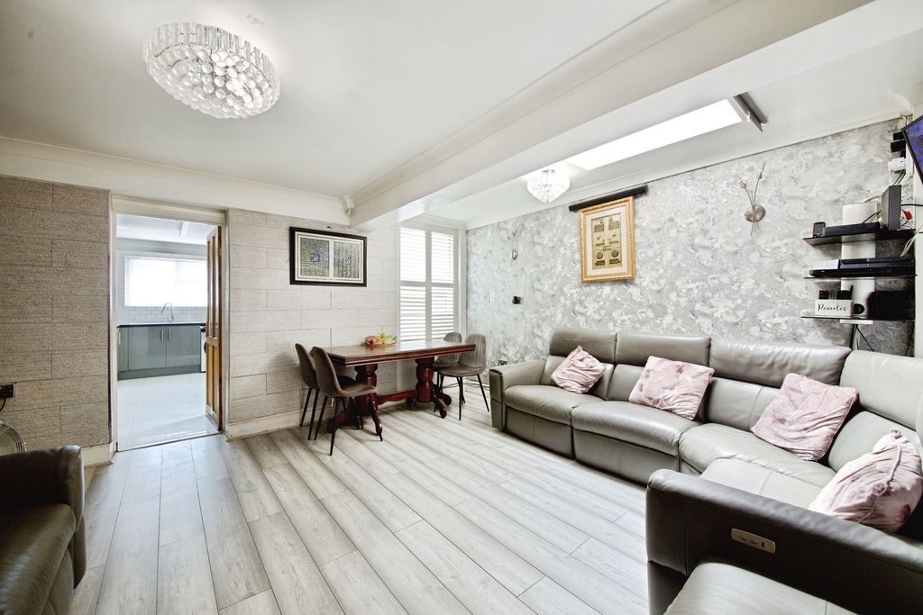 Property photo 1 of 18 Pbox-Img.Jpg