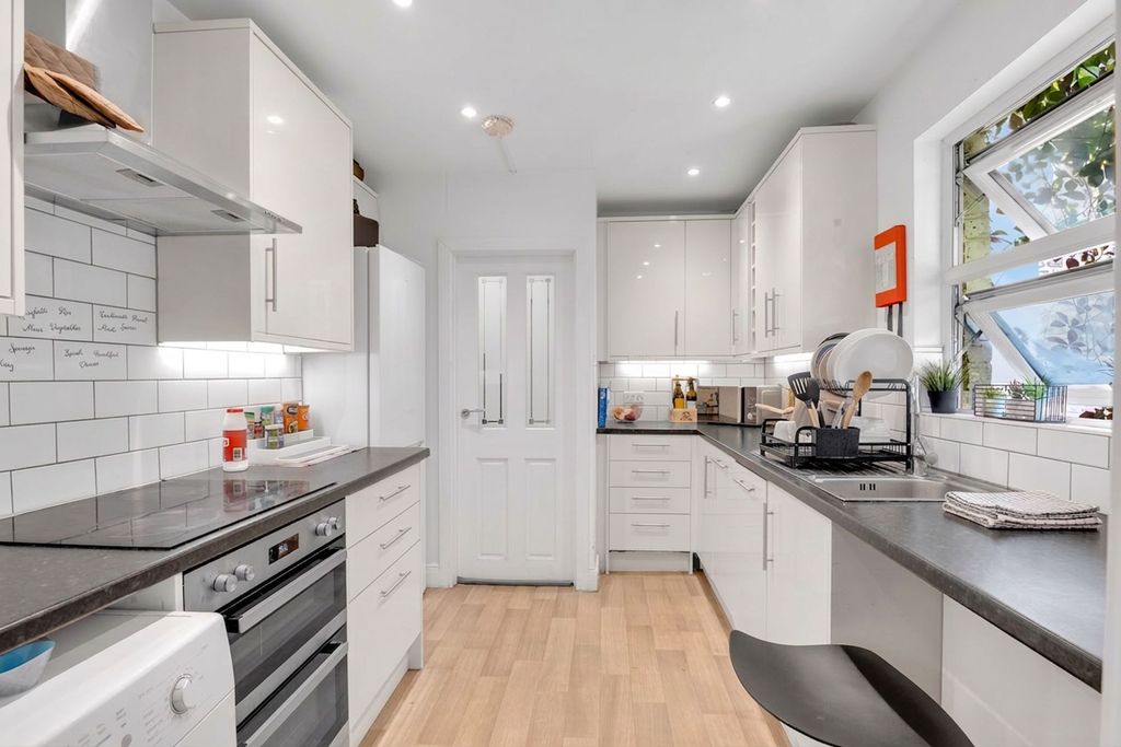 Property photo 2 of 7 Kitchen