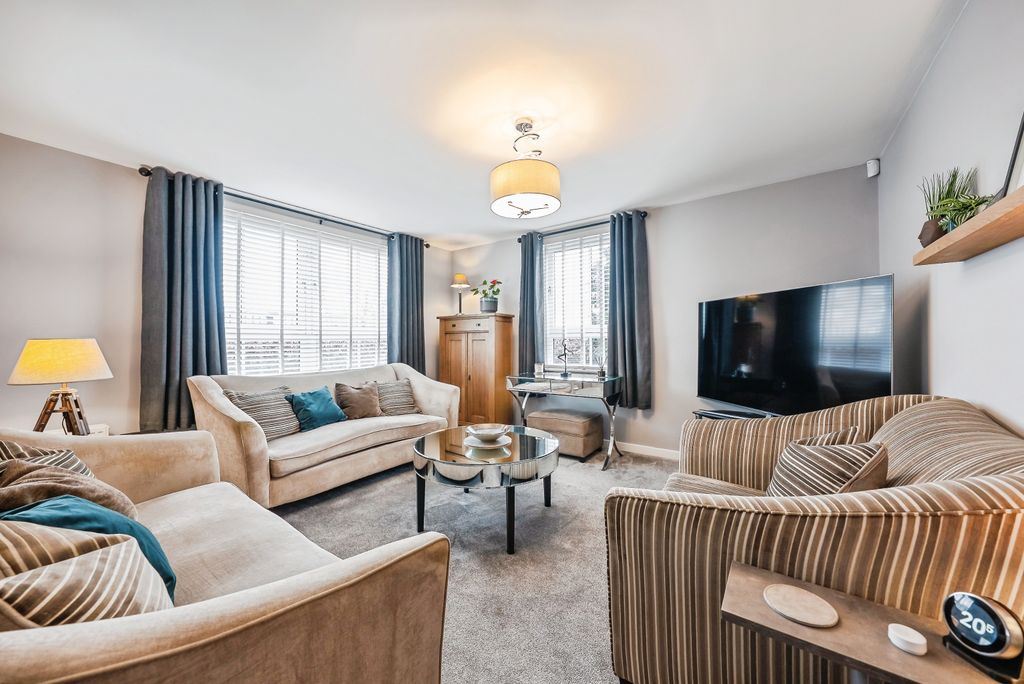 Property photo 2 of 23 Lounge