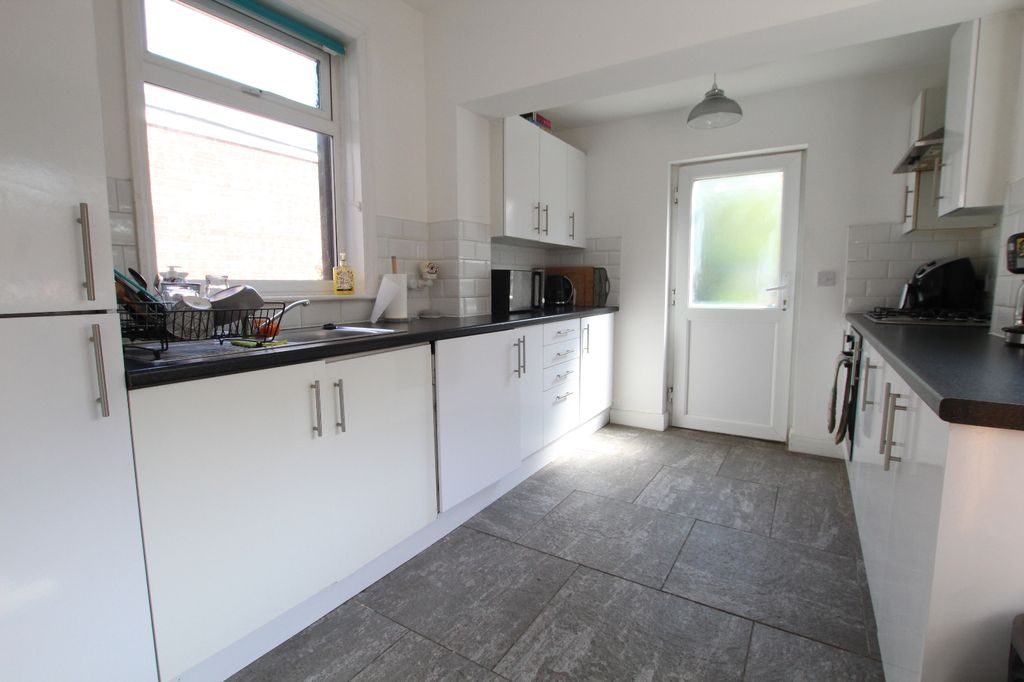 Property photo 3 of 7 Kitchen
