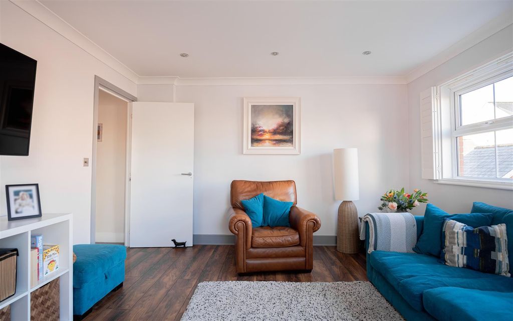 Property photo 2 of 25 Barrow Gardens, Redhill