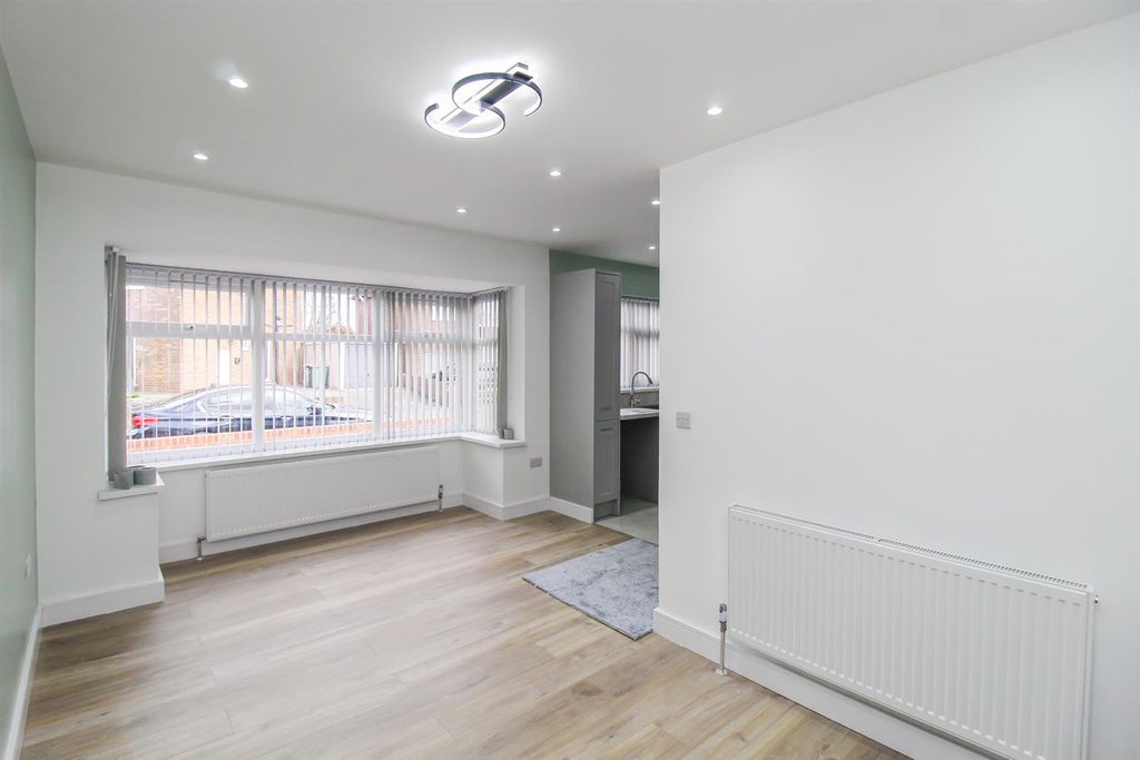 Property photo 3 of 14 Lounge