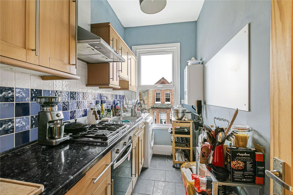 Property photo 3 of 10 Kitchen