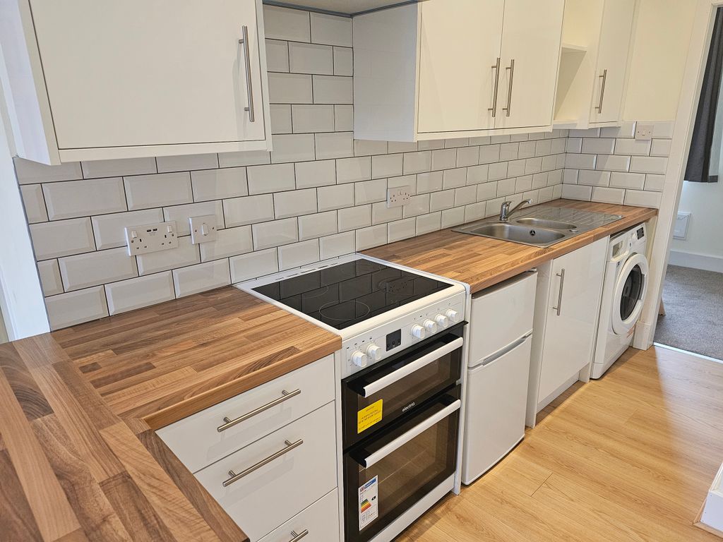 Property photo 3 of 8 Kitchen 2