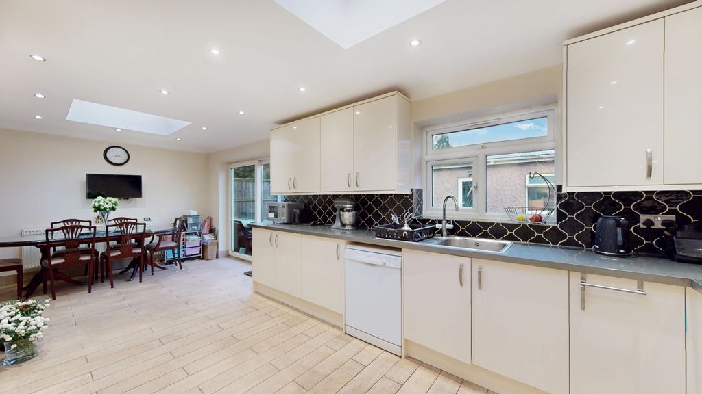 Property photo 3 of 13 55Woodlandsavekitchen