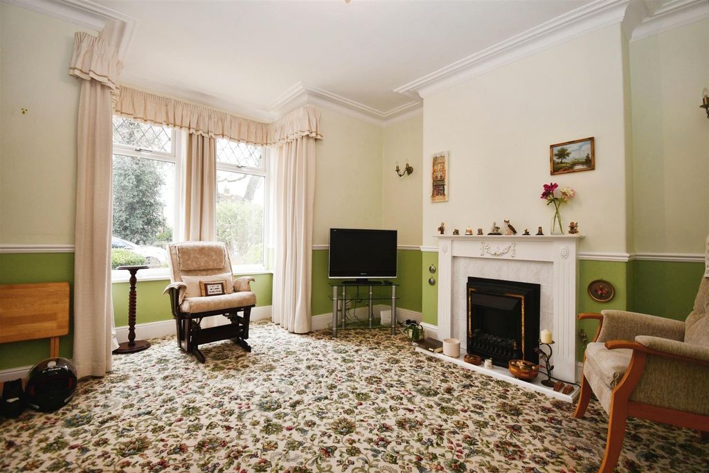 Property photo 2 of 13 Lounge