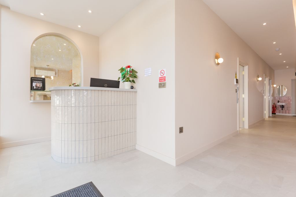 Property photo 2 of 10 433 Upper Richmond Road West, London, Sw14 7Pj