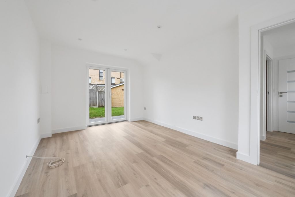 Property photo 2 of 18 5008351