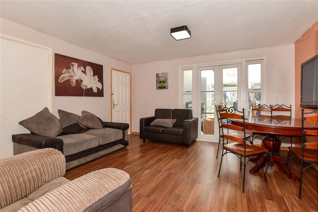 Property photo 3 of 15 Lounge