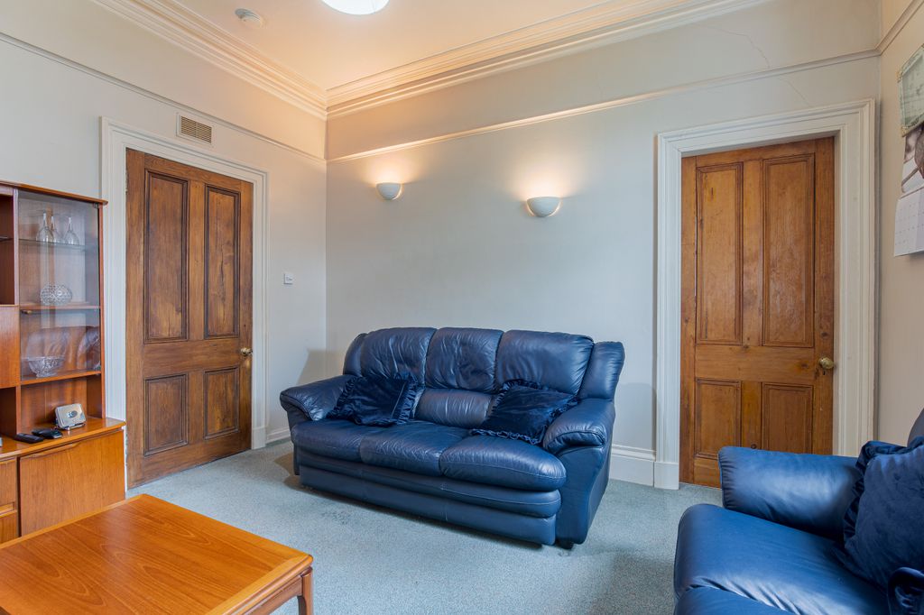 Property photo 3 of 12 Living2