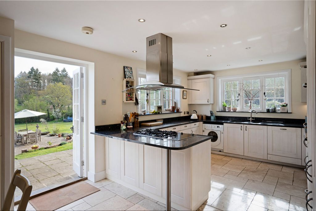 Property photo 3 of 33 House. Partnership