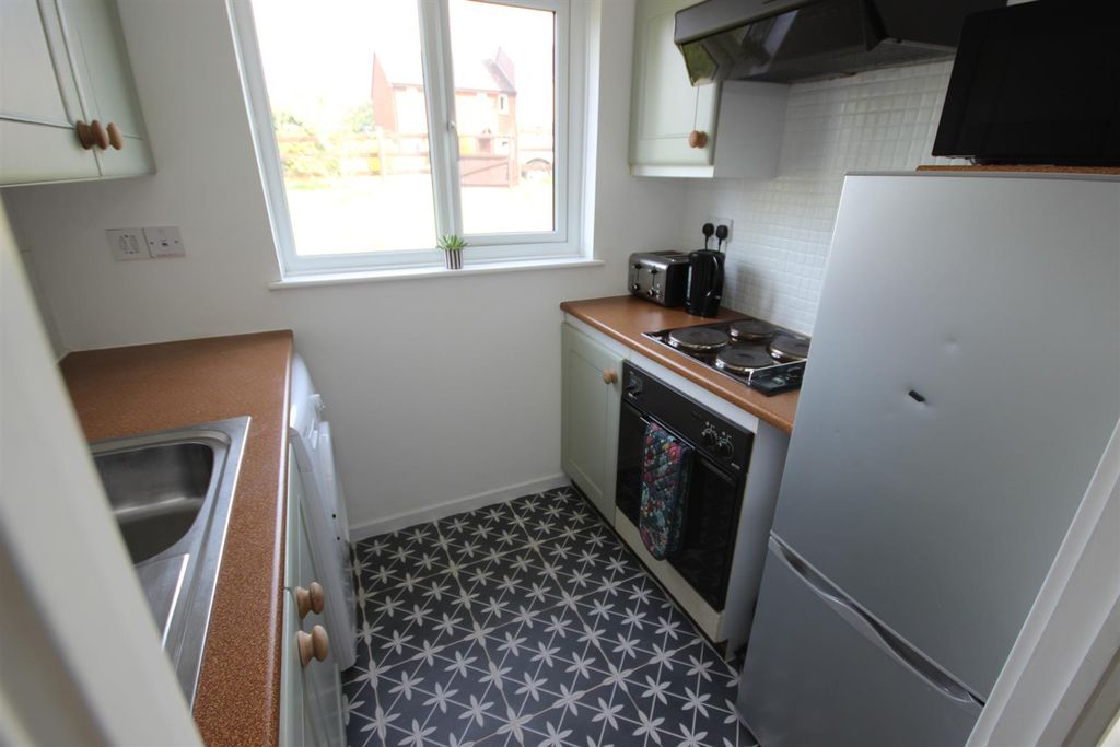 Property photo 3 of 9 Kitchen 2.Jpg