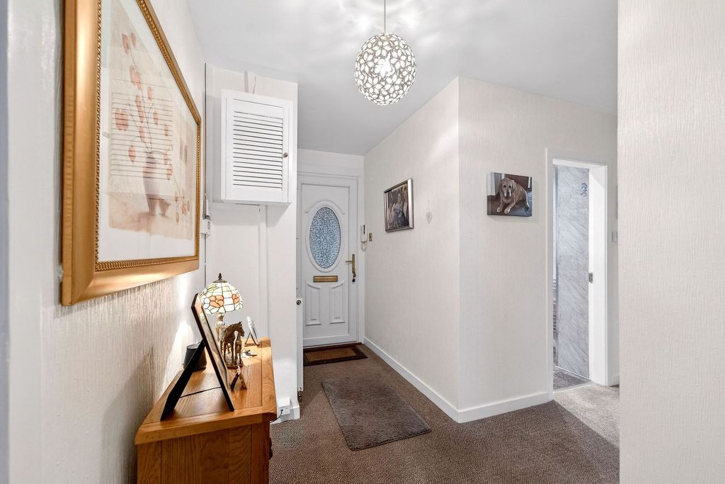 Property photo 2 of 21 Hallway