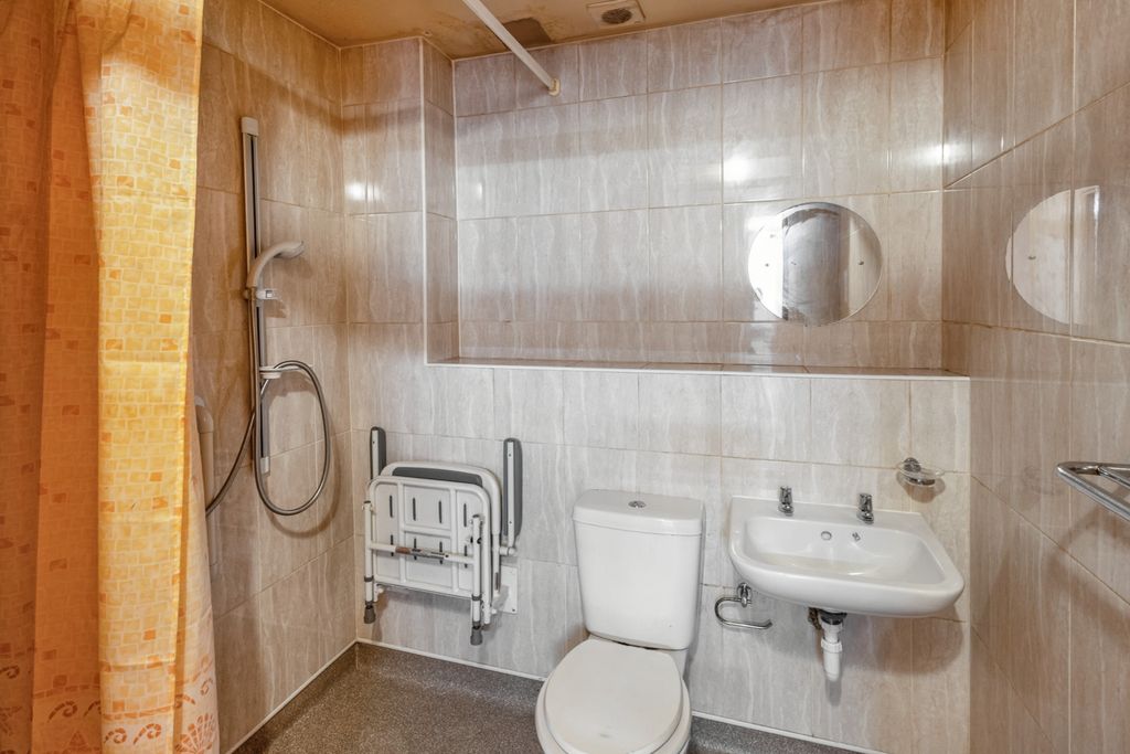 Property photo 3 of 14 6 Blackbird Gardens, Bradford, West Yorkshire, Bd8 0Nh