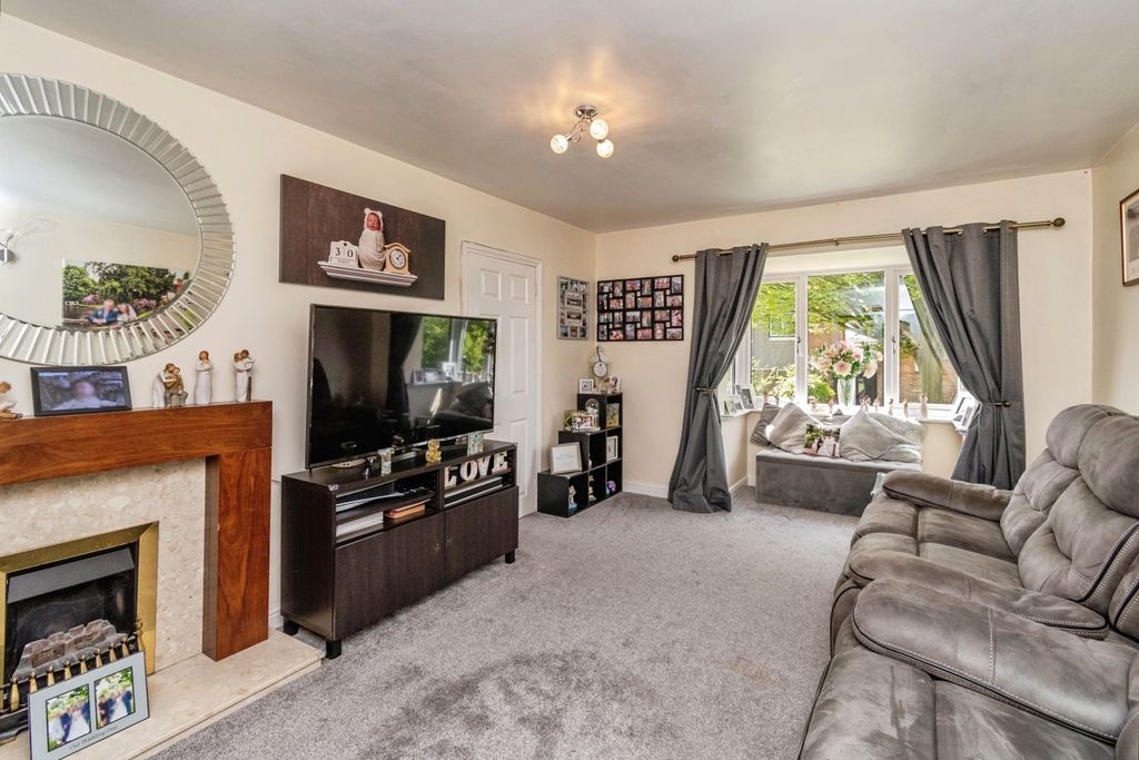 Property photo 2 of 18 Lounge