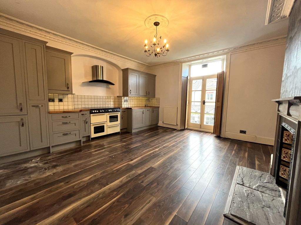 Property photo 1 of 7 Living Room