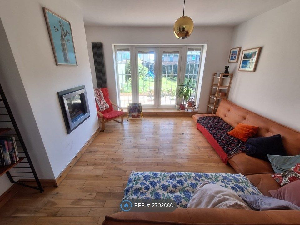 Property photo 2 of 27