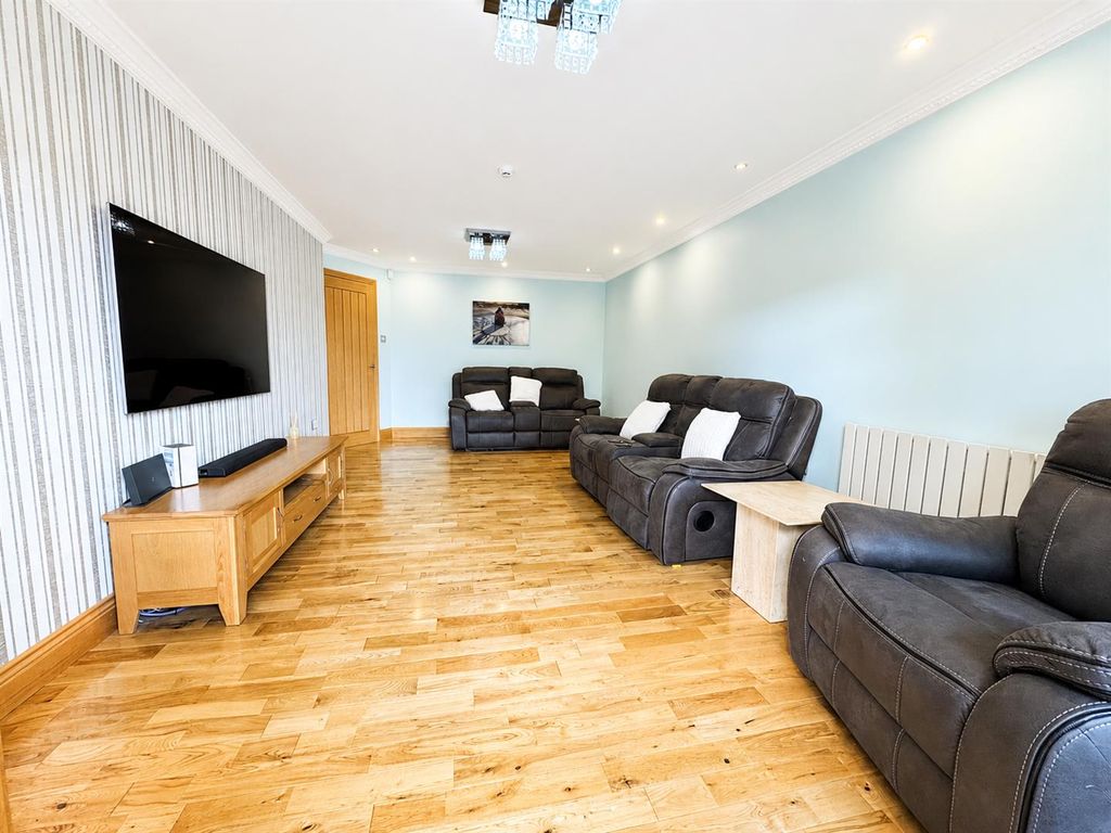 Property photo 3 of 15 Lounge