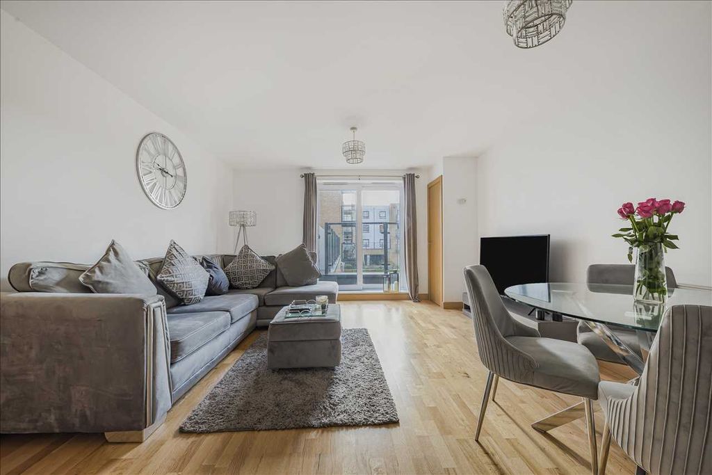 Property photo 2 of 18 Lounge/Kitchen