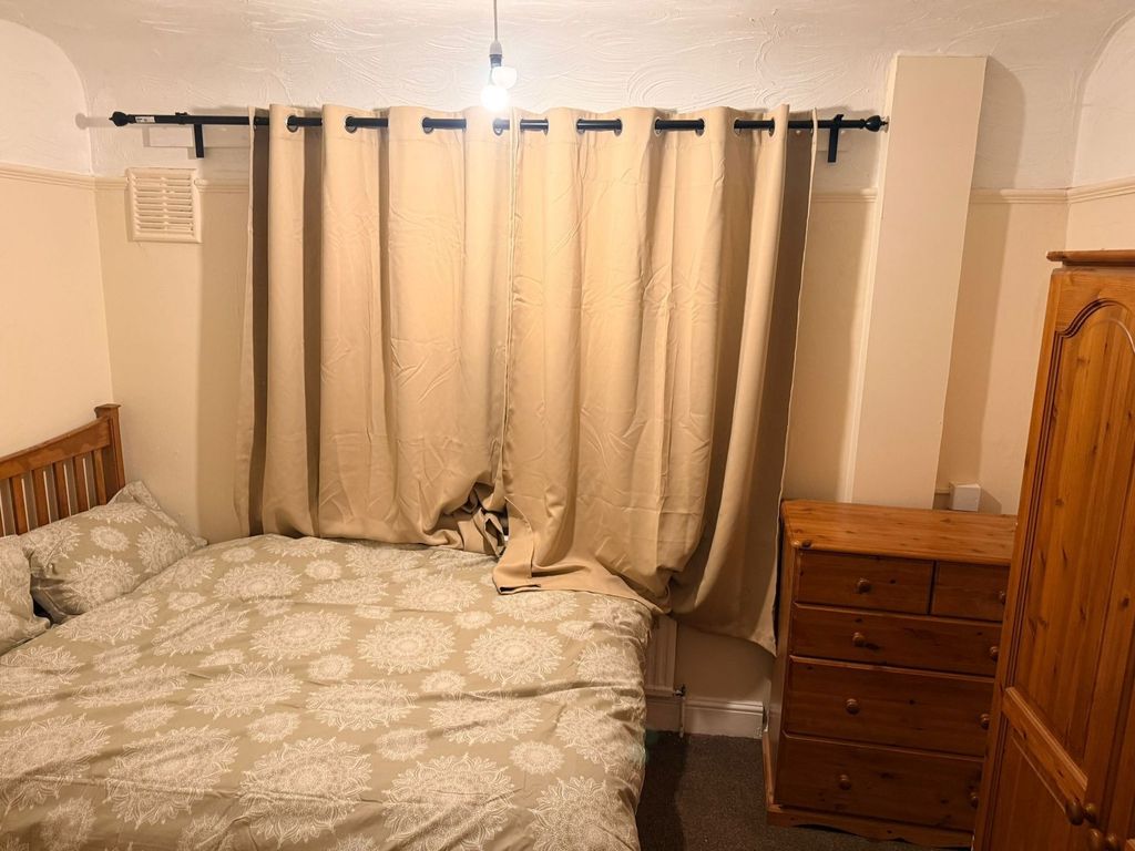 Property photo 1 of 3 Cosy Double Bedroom With Ample Wooden Storage...