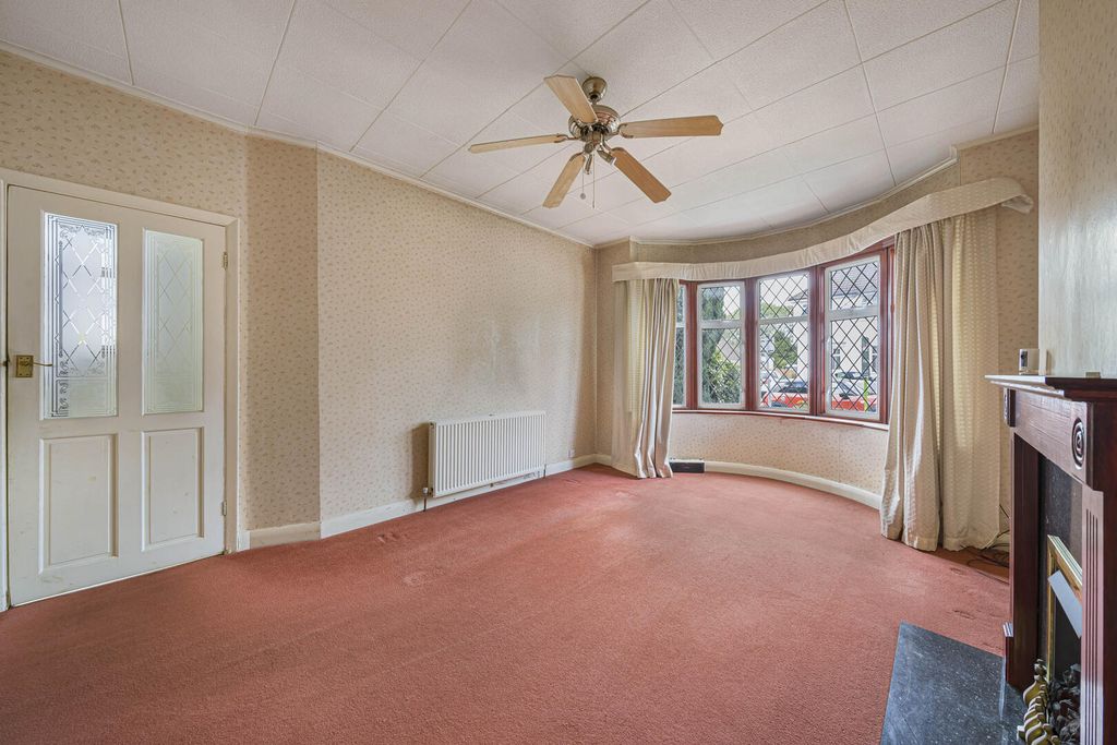 Property photo 3 of 21 Living Room