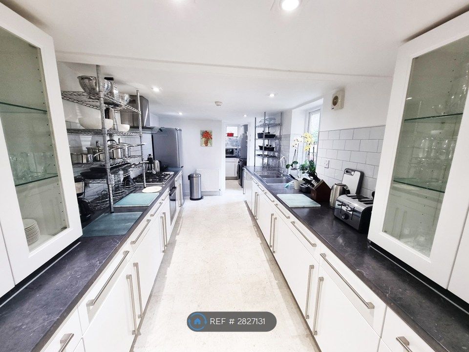 Property photo 3 of 29 Fully Fitted And Equipped - Kitchenware Provided