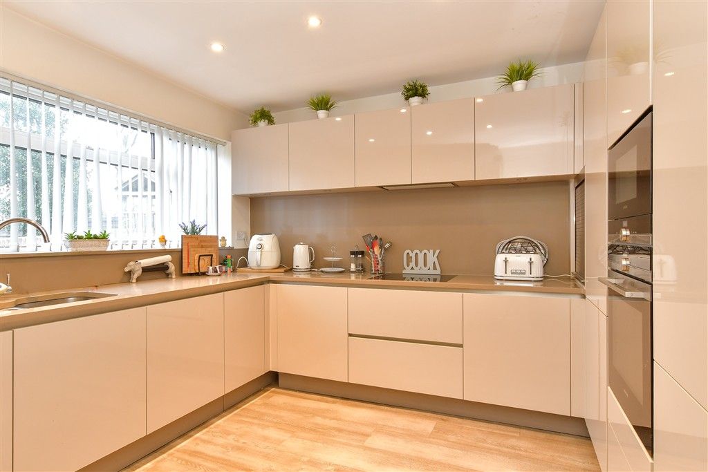 Property photo 2 of 12 Kitchen