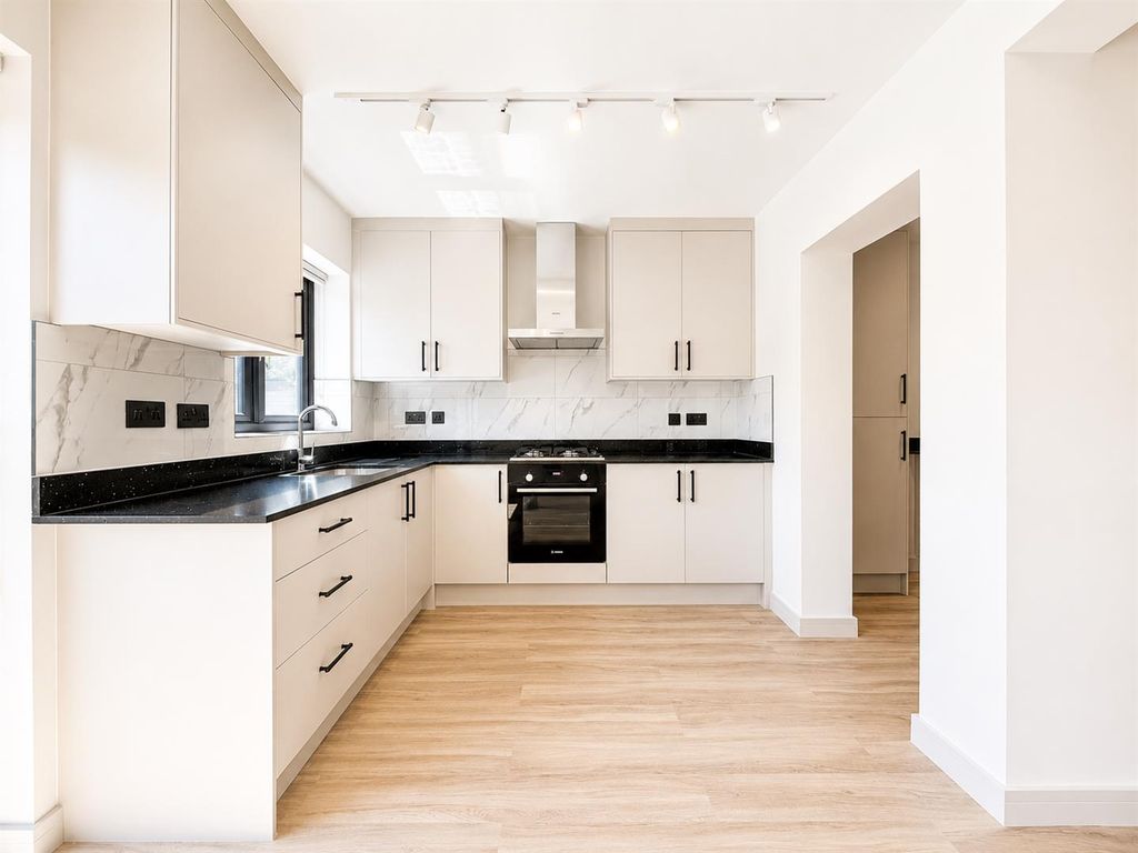 Property photo 2 of 18 Kitchen