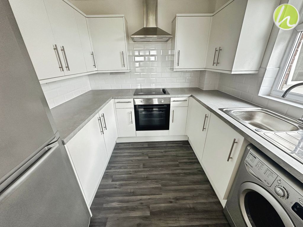 Property photo 3 of 10 Kitchen