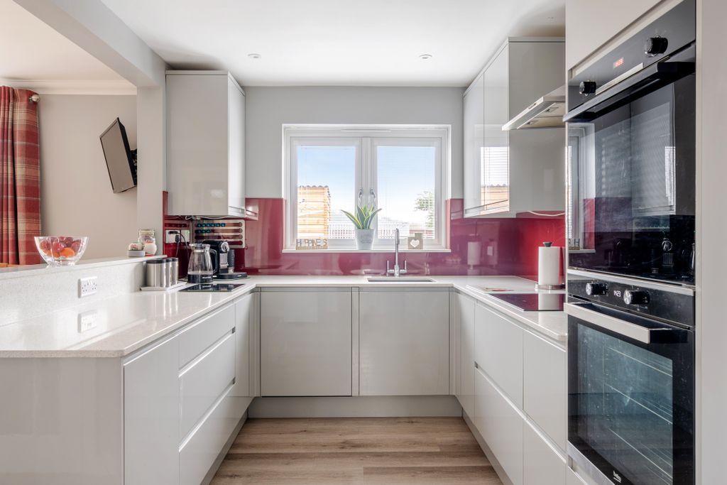 Property photo 3 of 17 1397964-2-69663002Da720