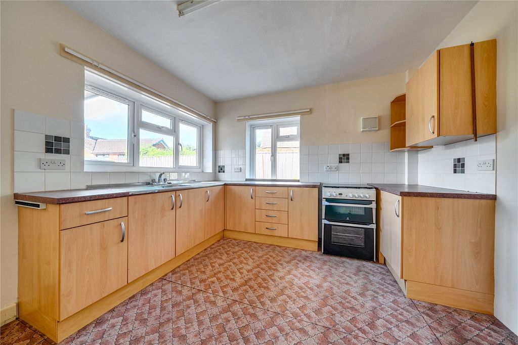 Property photo 2 of 11 Kitchen